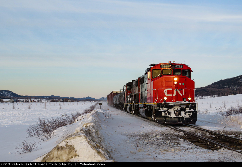 CN 4772 leads 559 in Saint-Simon